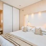 아파트 New & Stylish With A Lush Private Garden