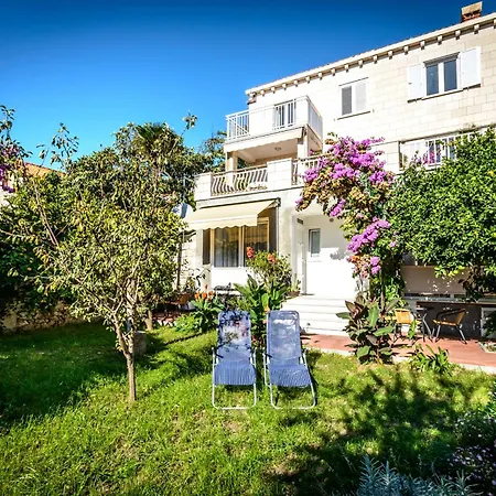 New & Stylish With A Lush Private Garden Apartment *