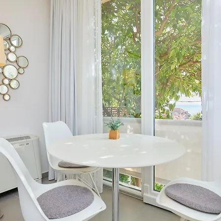 New & Stylish With A Lush Private Garden Lejlighed