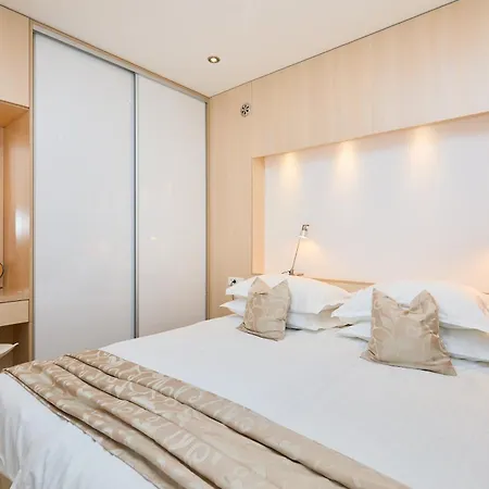 Апартаменты New & Stylish With A Lush Private Garden