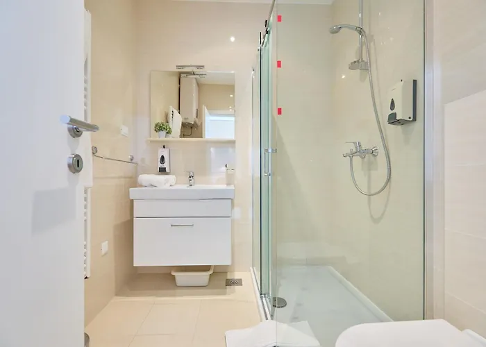 New & Stylish With A Lush Private Garden