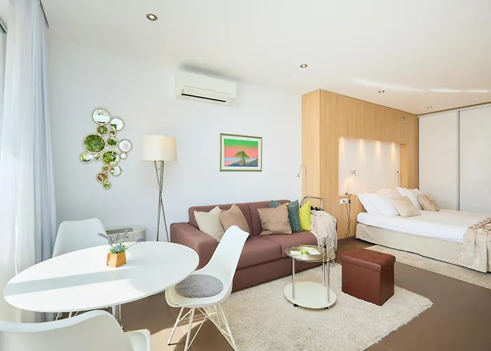 New & Stylish With A Lush Private Garden شقة