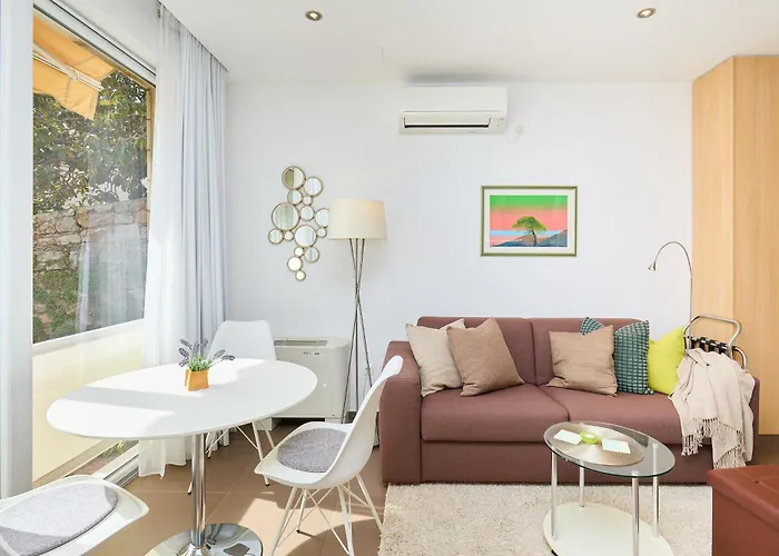 شقة New & Stylish With A Lush Private Garden