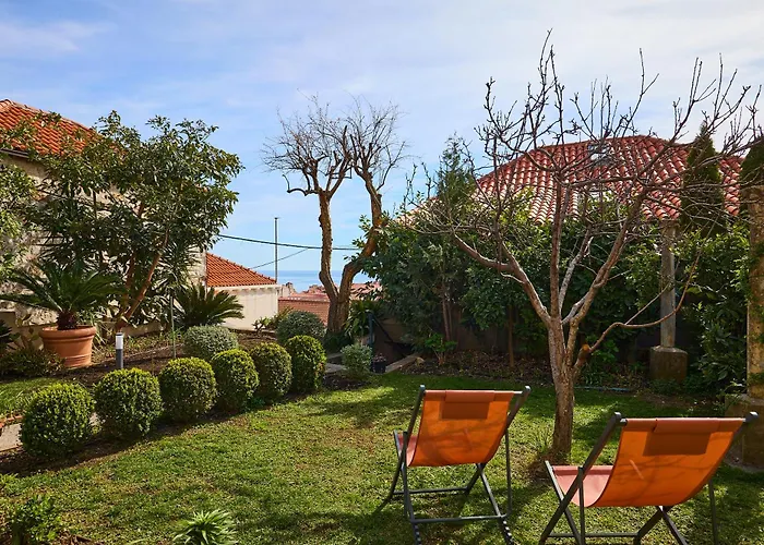 New & Stylish With A Lush Private Garden