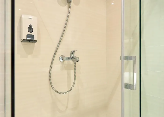 New & Stylish With A Lush Private Garden شقة