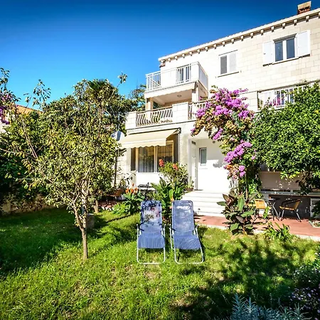 New & Stylish With A Lush Private Garden Apartment *