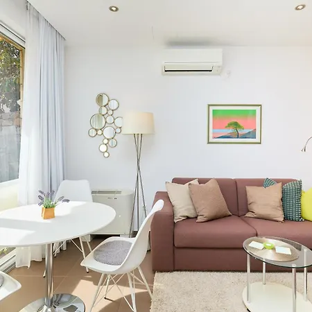 아파트 New & Stylish With A Lush Private Garden