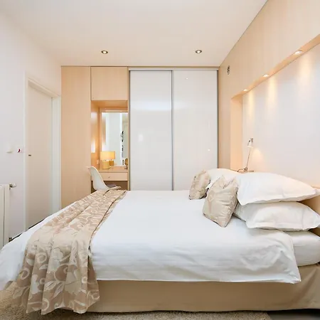 New & Stylish With A Lush Private Garden 아파트 *